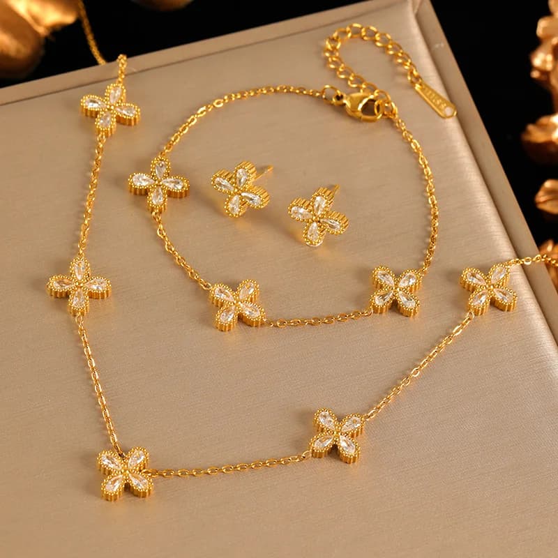 Conjunto de Joias com Pétalas de Flor e Zircônia