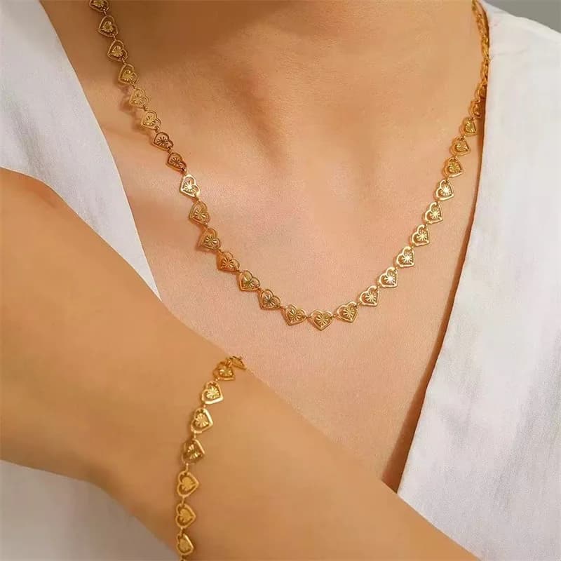 Conjunto de Colar, Pulseira e Brincos Prateados com Coração