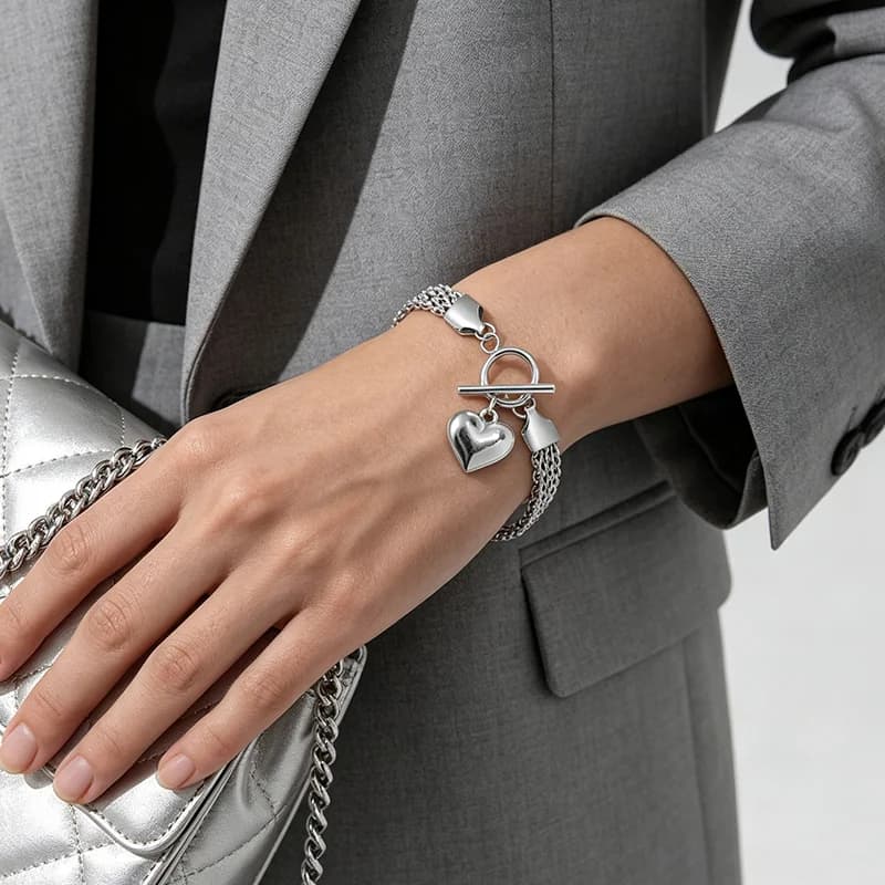 Pulseira Bangle com Pingentes de Coração em Aço Inoxidável