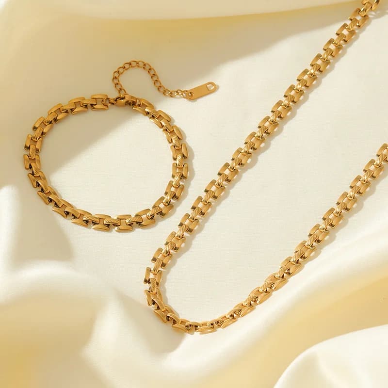 Conjunto de Colar e Pulseira em Corrente Geométrica Dourada