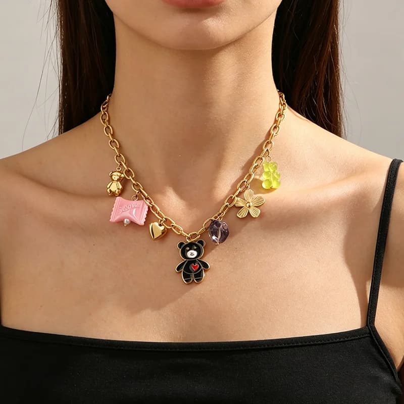 Colar com Pingente de Múltiplos Charms, PVD Ouro 18K