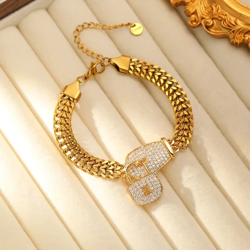 Pulseira em Aço Inoxidável com Charm de Cadeado e Strass