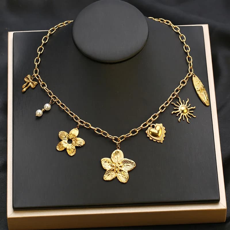Colar com Pingente de Flor Dourado
