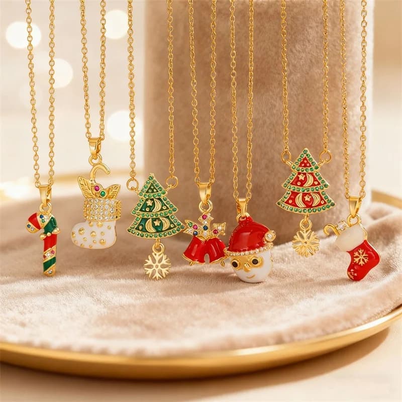 Colar com Pingente de Natal em Esmalte: Sino e Flocos de Neve
