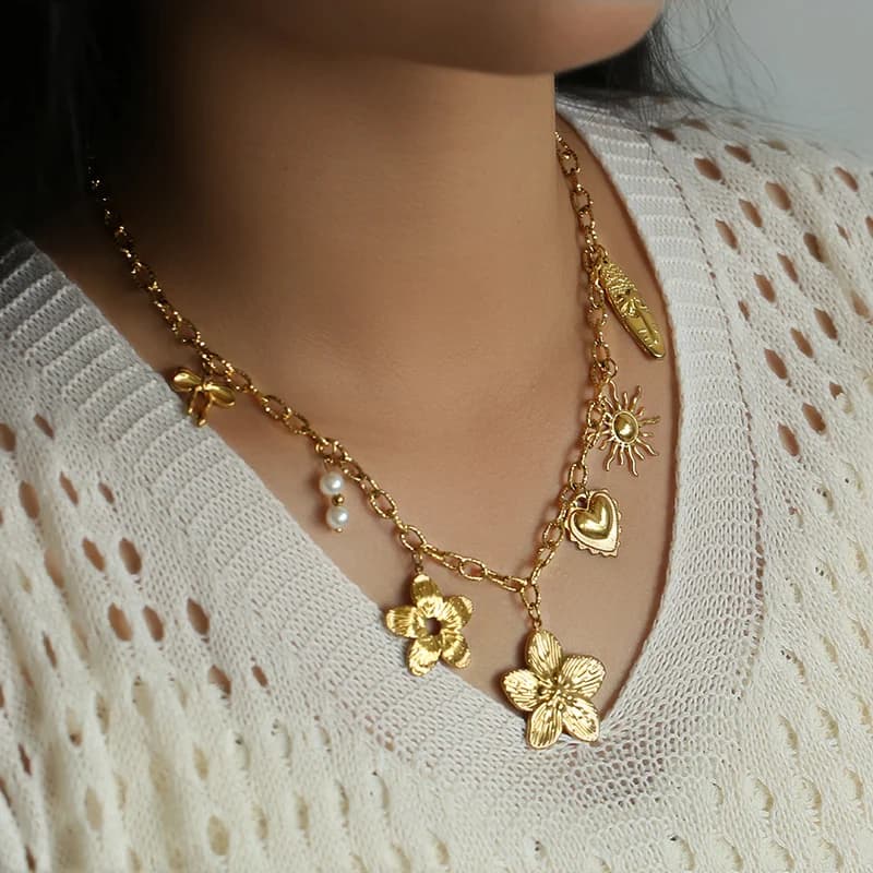 Colar com Pingente de Flor Dourado