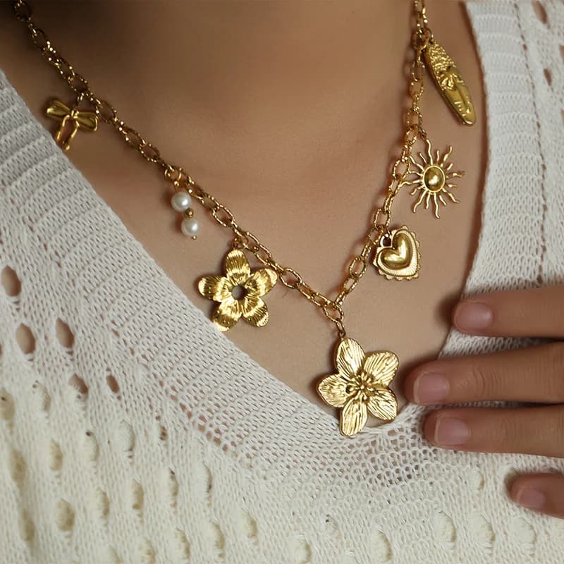 Colar com Pingente de Flor Dourado
