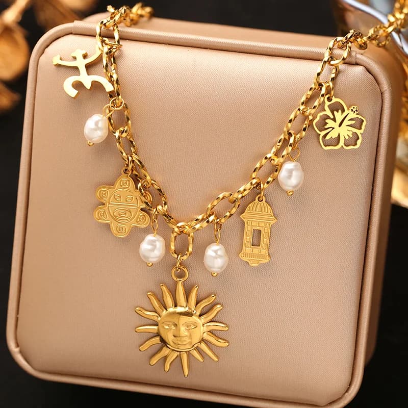 Colar com Pingente de Múltiplos Charms, PVD Ouro 18K