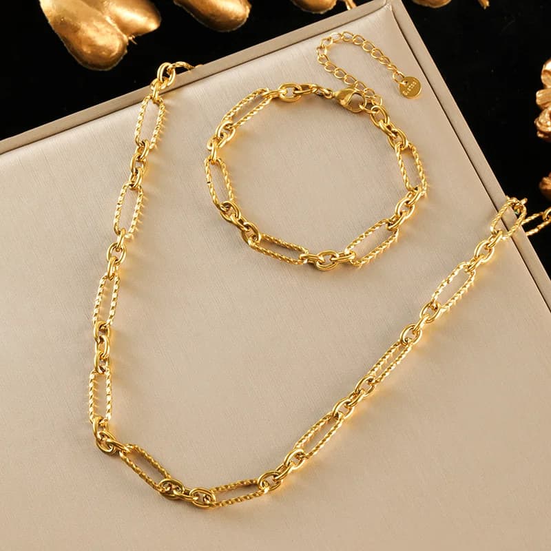 Conjunto de Colar e Pulseira em Corrente Dourada
