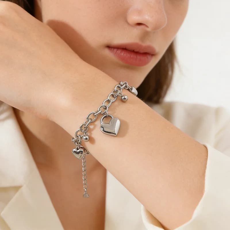 Bangle com Contas e Berloque de Coração Prateado