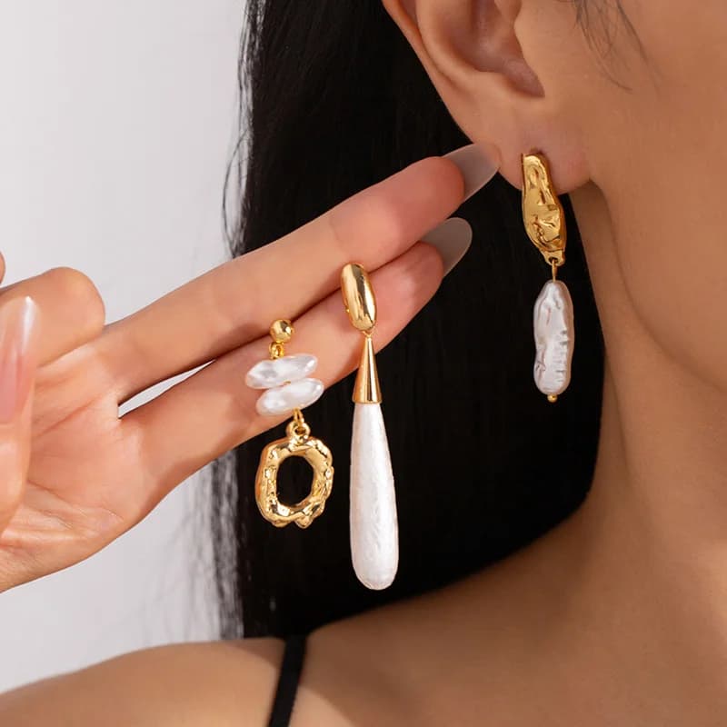 Brincos Pendentes com Pérolas Irregulares e Tassel