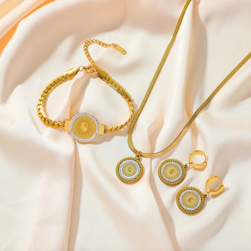 Conjunto de Colar, Pulseira e Brincos com Zircônia em Formato de Moeda