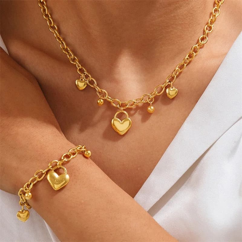 Conjunto de Colar e Pulseira com Pingentes de Coração Dourado