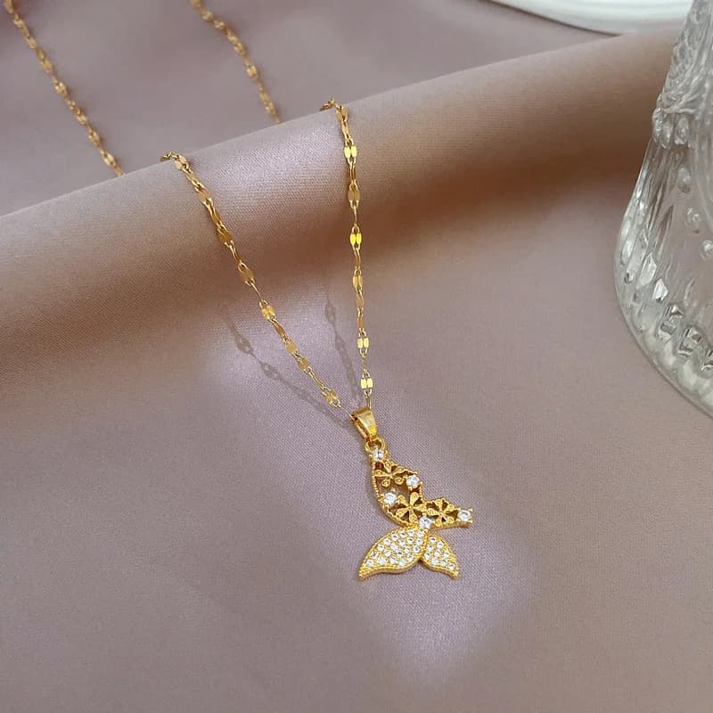 Colar de Aço Inoxidável 316L Cor Ouro com Borboleta de Zircônia Cúbica