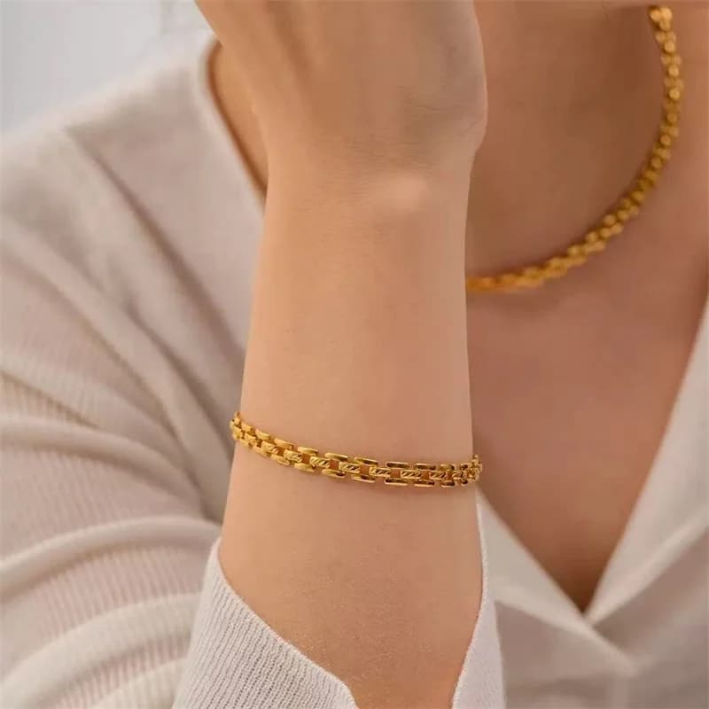 Conjunto de Colar e Pulseira em Corrente Geométrica Dourada