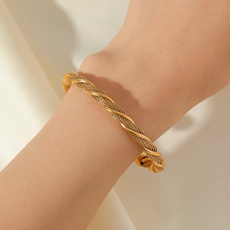 Pulseira Bangle Torcida Ajustável de Aço Inoxidável 316L Cor Ouro