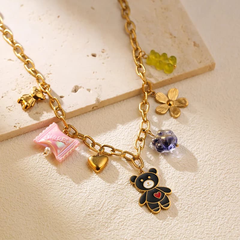 Colar com Pingente de Múltiplos Charms, PVD Ouro 18K