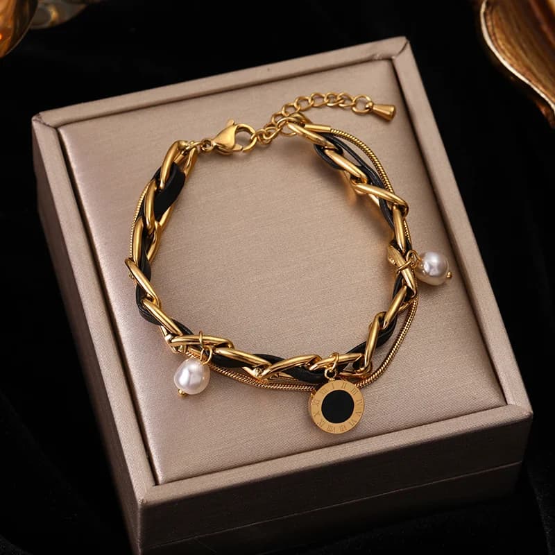 Pulseira Multicamadas com Pingentes e Design Geométrico Cor Ouro