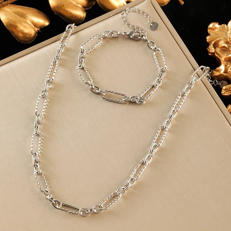 Conjunto de Colar e Pulseira em Corrente Dourada