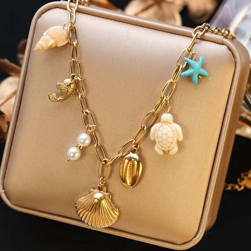 Colar com Pingente de Flor Dourado