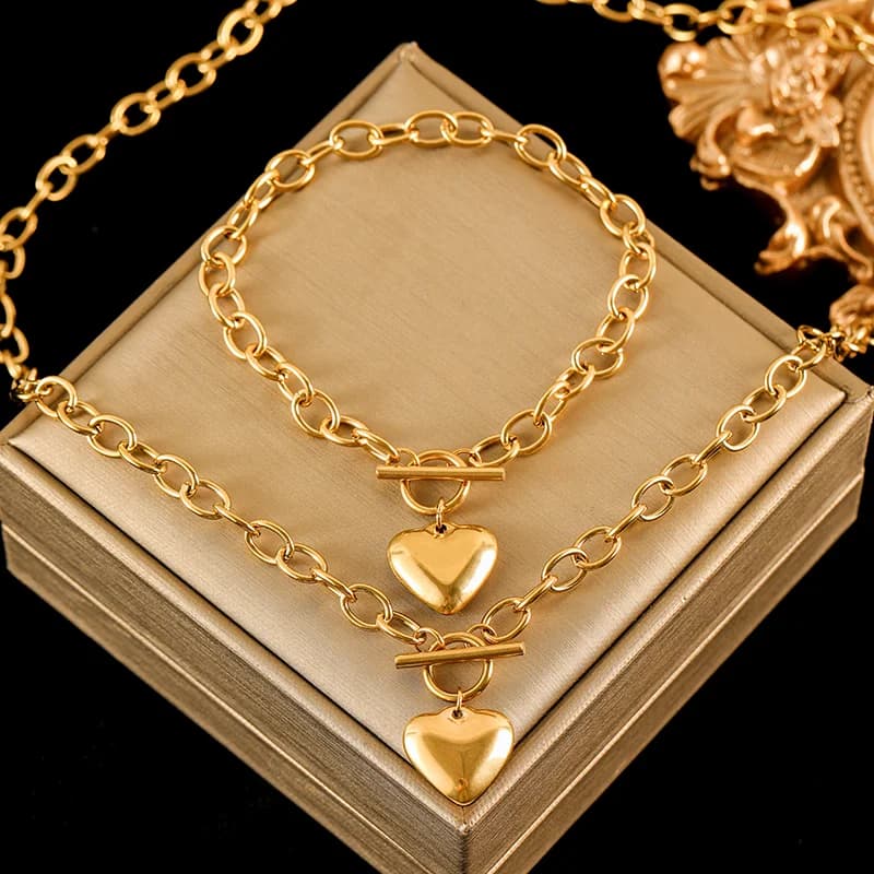 Conjunto de Colar e Pulseira com Pingente de Coração Dourado