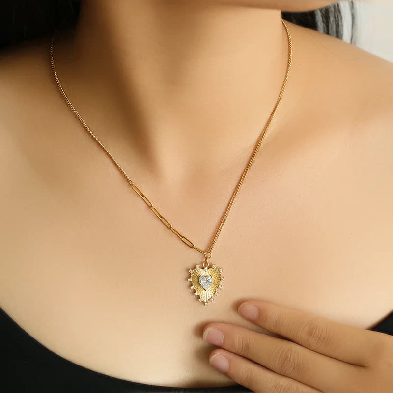 Colar Romântico com Pingente de Zircônia em Formato de Coração, Dourado